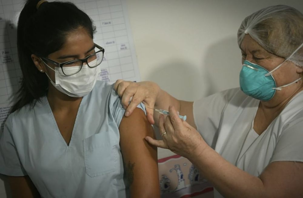 Gisel Videla, la enfermera del hospital Lagomaggiore que fue la primera en recibir la vacuna Sputnik V en el lanzamiento de la campaña. Orlando Pelichotti / Los Andes