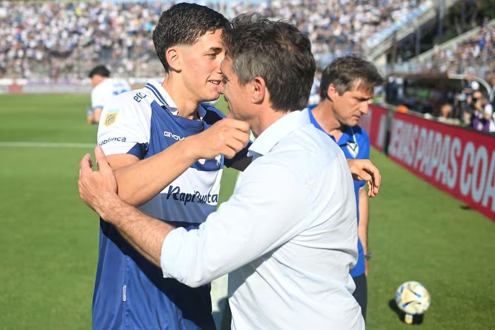 El caso más reciente: Nicolás Barros Schelotto, hijo de Guillermo, debutó con la camiseta del Lobo platense y se ganó rápidamente la titularidad. 