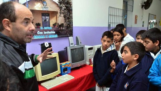 Chicos con discapacidades donaron computadoras a una escuela rural.