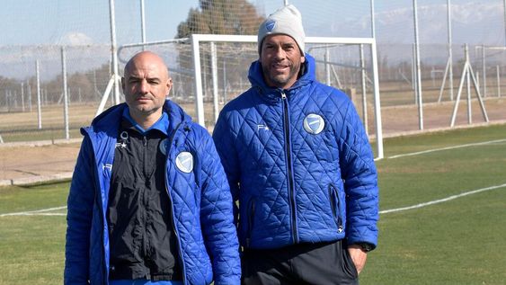 La dupla táctica compuesta por Favio Orsi y Sergio Gómez quiere avanzar con el Tomba en Copa Argentina. / Orlando Pelichotti
