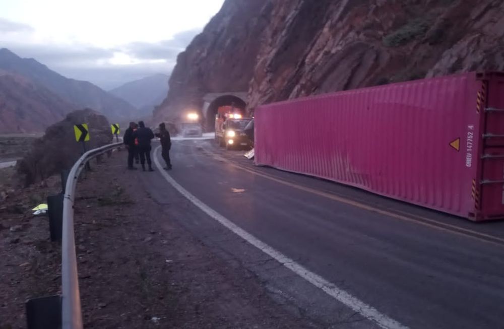 Lograron remover el camión y quedó habilitada una sola mano en la Ruta 7. Gentileza