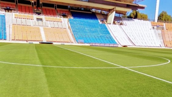 El piso del estadio Malvinas Argentinas es resembrado para que esté en las mejores condiciones.