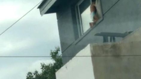 Bebé estaba en la ventana de un departamento del segundo piso. (El Doce)