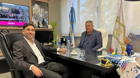 Ariel Vallejo, máximo responsable de Sur Finanzas, junto a Claudio Chiqui Tapia, presidente de la AFA.