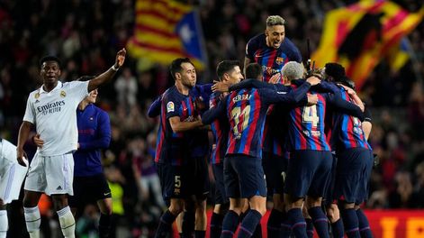 BARCELONA, 19/03/2023.- Los jugadores del FC Barcelona celebran su victoria frente al Real Madrid a la finalización del encuentro correspondiente a la jornada 26 de primera división que han disputado hoy domingo en el estadio del Camp Nou, en Barcelona. EFE / Siu Wu.