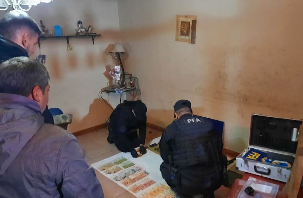 El dinero y otros objetos secuestrado. Gentileza Policía Federal Argentina.