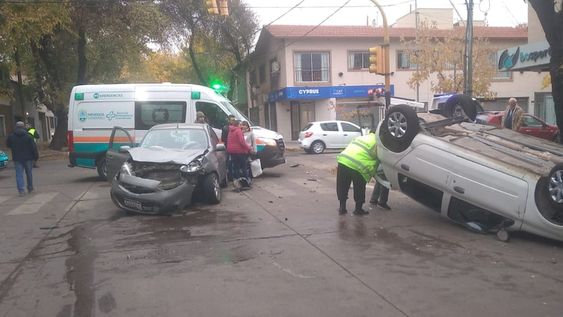 Aparatoso accidente en pleno centro de Ciudad: dos vehículos chocaron y los conductores sufrieron heridas. | Foto: Ministerio de Seguridad y Justicia