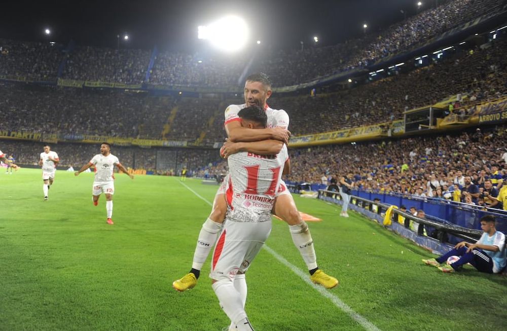 Instituto volvió a sorprender a Boca en el arranque del segundo tiempo y Santiago Rodríguez marcó el tercero. (Federico López Claro / La Voz)