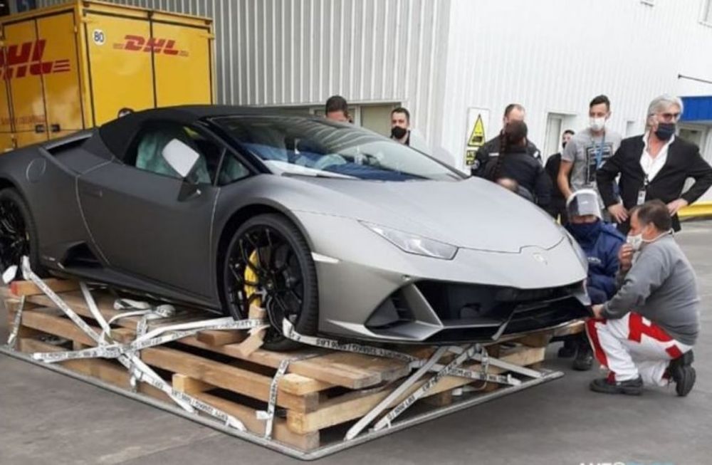 El valor inicial del auto es de 301.738,73 dólares pero con la suma de impuestos y gastos de flete aéreo Chetta terminó pagando casi 700 mil dólares.