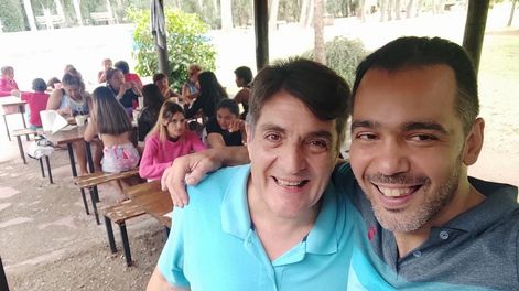 Los Andes | Sergio (izquierda) cuenta que lleva una vida “alejada de egocentrismos y de logros y alegría infinita”. Pero aclara que “siempre muy cerca de Dios”. Foto: gentileza