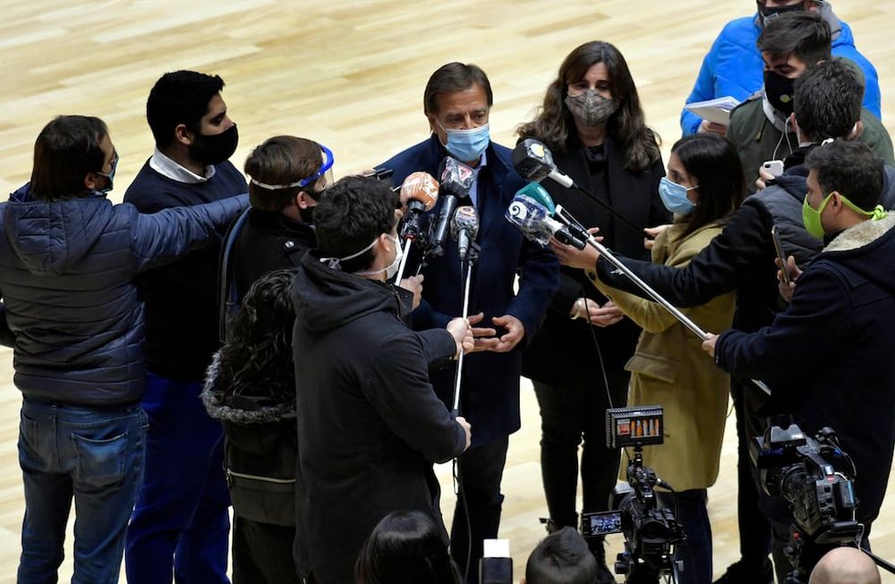 En el Aconcagua Arena el Gobernador  Rodolfo Suarez, junto a la Ministra de Salud, Desarrollo Social y Deportes Ana Maria Nadal recibieron materiales sanitarios comprados en el marco de la pandemia. Orlando Pelichotti / Los Andes
