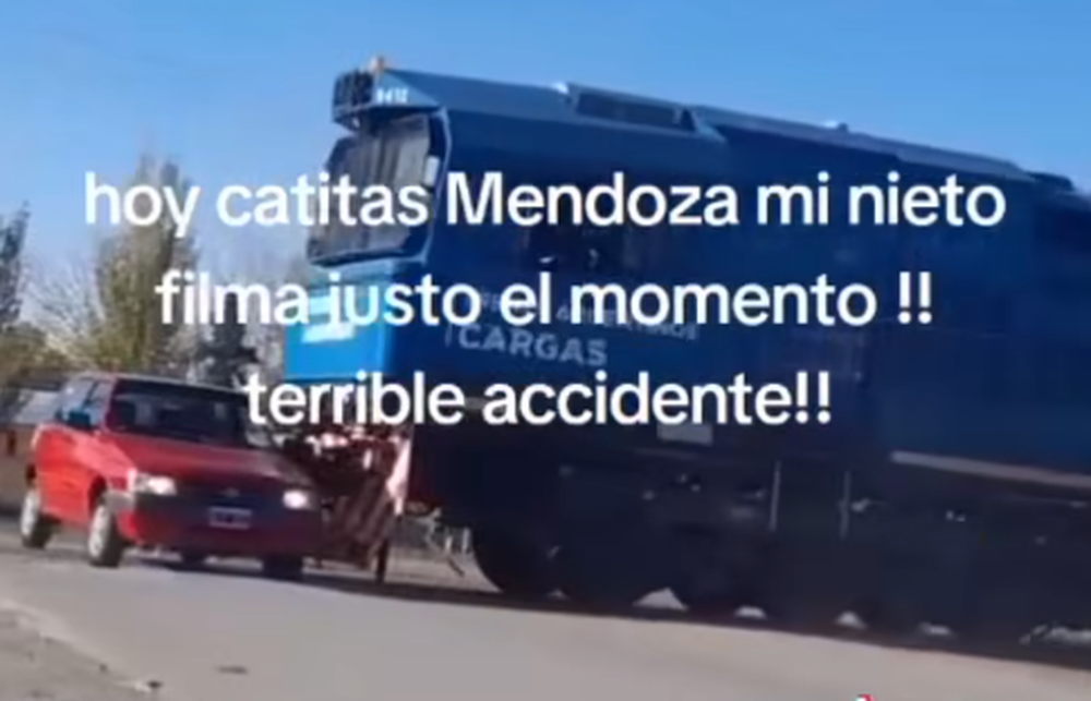 Un tren embistió a un auto en Las Catitas y un niño filmó la secuencia con el celular de su abuela. Foto: Captura TikTok