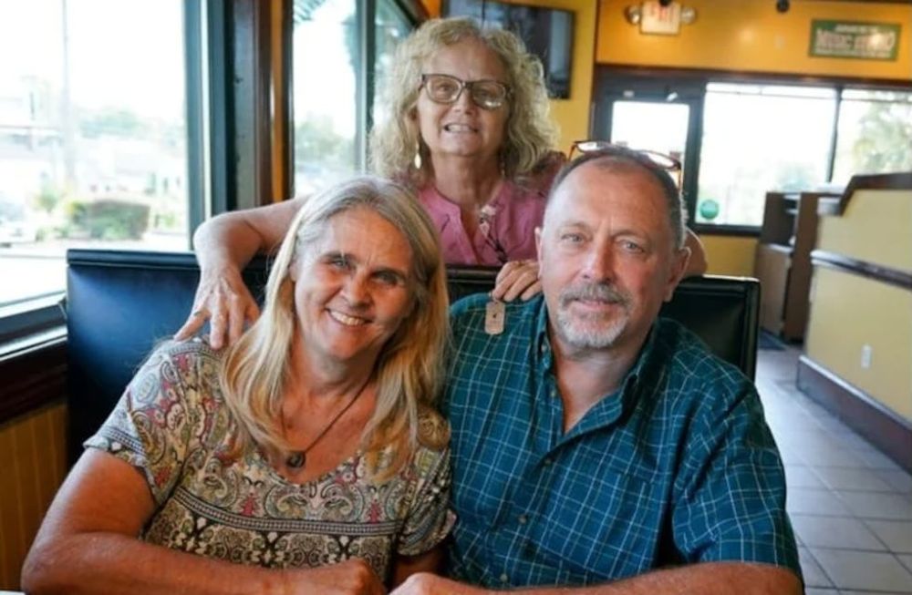 Debby Neal-Strickland y Jim Merthe decidieron casarse luego de una década de noviazgo. Dos días después de la boda, Debby le donó su rinón a la ex mujer de Jim. Foto: AP