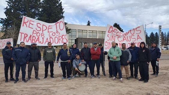 Petroplast: despedidos y sus familias se manifestaron frente a la planta de Santa Rosa para reclamar la reincorporación de los cesanteados.