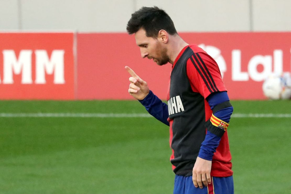 Lionel Messi con la camiseta de la Lepra rosarina, su gran amor