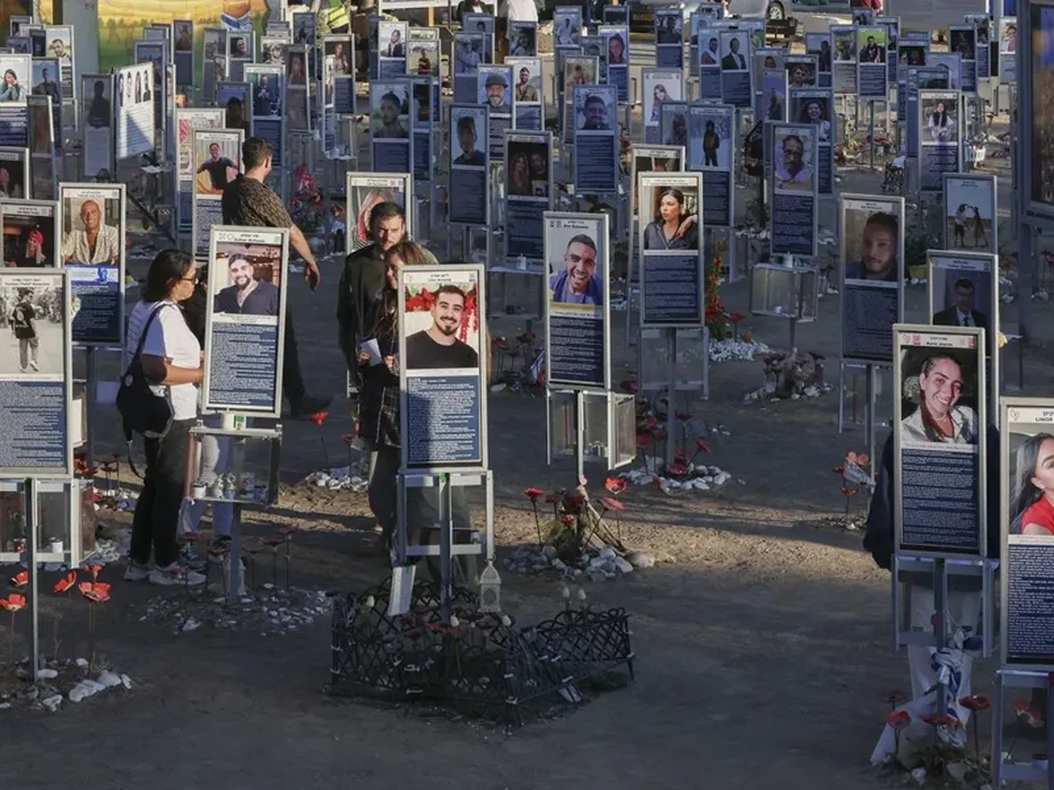 Homenaje a los fallecidos en la explanada donde se celebró el Festival Nova (Israel), lugar de la mayor masacre del 7 de octubre de 2023