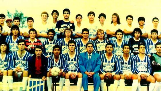 Estilo moderno. El grupo completo de Godoy Cruz Antonio Tomba posa para la foto institucional durante ese inolvidable año 1989. El Tomba volvía a los primeros planos. / Gentileza.