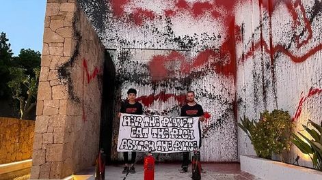 Activistas climáticos se metieron a la mansión de Messi en Ibiza y vandalizaron su fachada  (EFE)
