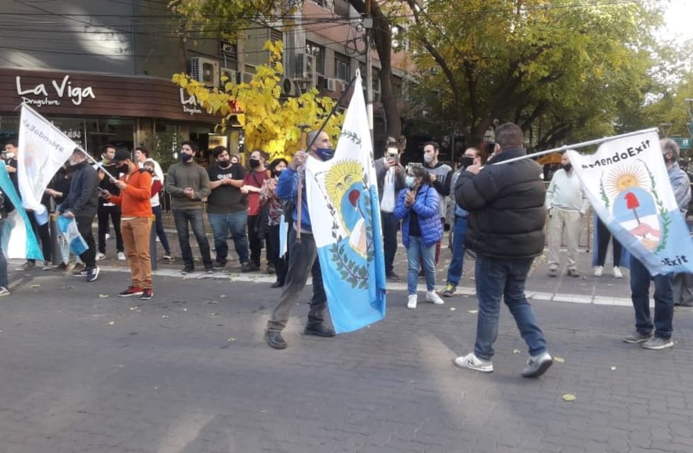 La cita fue en Peatonal y San Martín, y la convocatoria se efectuó para realizar un “Banderazo, Ruidazo y Bocinazo” con el objetivo de que terminen las restricciones. Foto: José Gutiérrez / Los Andes