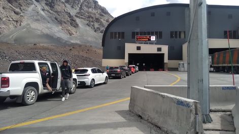 Por la extensa demora para cruzar a Chile por el Paso Cristo Redentor habilitaron paradores en Uspallata y Penitentes.