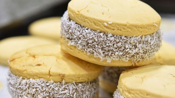 Los alfajores de maicena con harina de arroz no pierden el sabor ni la textura de esta receta irresistible. Los alfajores de maicena con harina de arroz no pierden el sabor ni la textura de esta receta irresistible.