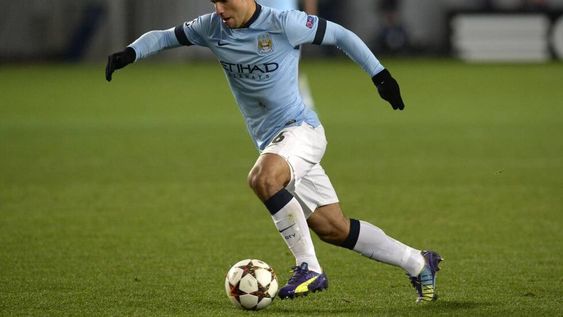 El Manchester City acortó distancia con el Chelsea