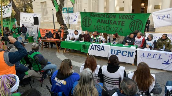 Protesta de trabadores afiliados a ATEEsta mañana los sindicatos y gremios realizaron una protesta en la puerta de la Legislatura ProvincialFoto: Orlando Pelichotti/ Los Andes