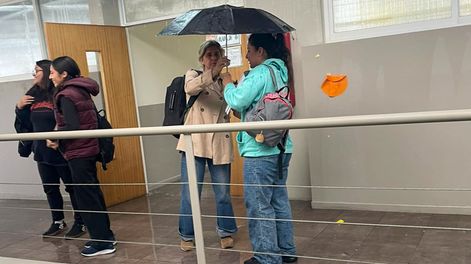 Paraguas en el interior del edificio ante las filtraciones provocadas por la tormenta.