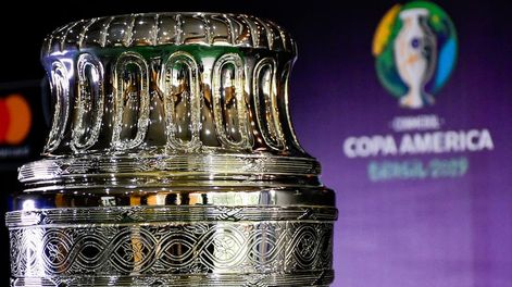 El trofeo en una de las presentaciones de la Conmebol. (Prensa Conmebol)