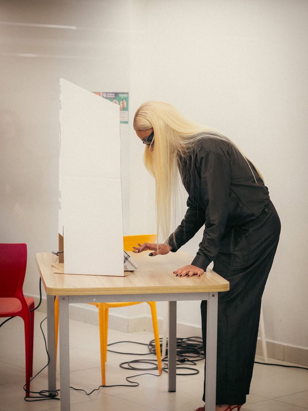 Erika Hilton al momento de emitir su voto en las elecciones de Brasil.