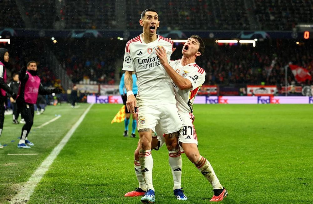 Angel Di Maria del Benfica celebra con sus compañeros tras asistir al gol del 0-1 durante el partido de la fase de grupos de la Liga de Campeones de la UEFA entre el RB Salzburg y el Benfica Lisboa en Salzburgo (Austria) el 12 de diciembre de 2023. (Liga de Campeones, Lisboa, Salzburgo) EFE/EPA /ANNA SZILAGYI