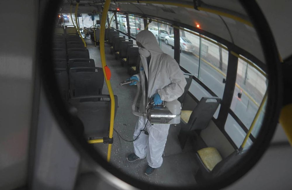 Desde el inicio de la cuarentena comenzaron las desinfecciones en los medios públicos de transporte - José Gutiérrez / Los Andes