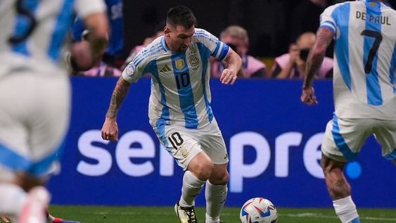 El delantero argentino Lionel Messi (10) avanza con el balón en el partido contra Canadá por el Grupo A de la Copa América, el jueves 20 de junio de 2024. (AP Foto/Mike Stewart)