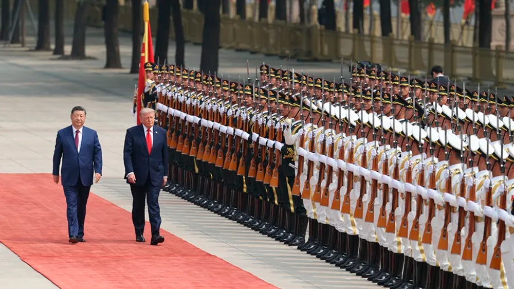 Los presidentes de China, Xi Jinping, y de EE.UU., Donald Trump, caminando durante la ceremonia de bienvenida en Pekín (China).