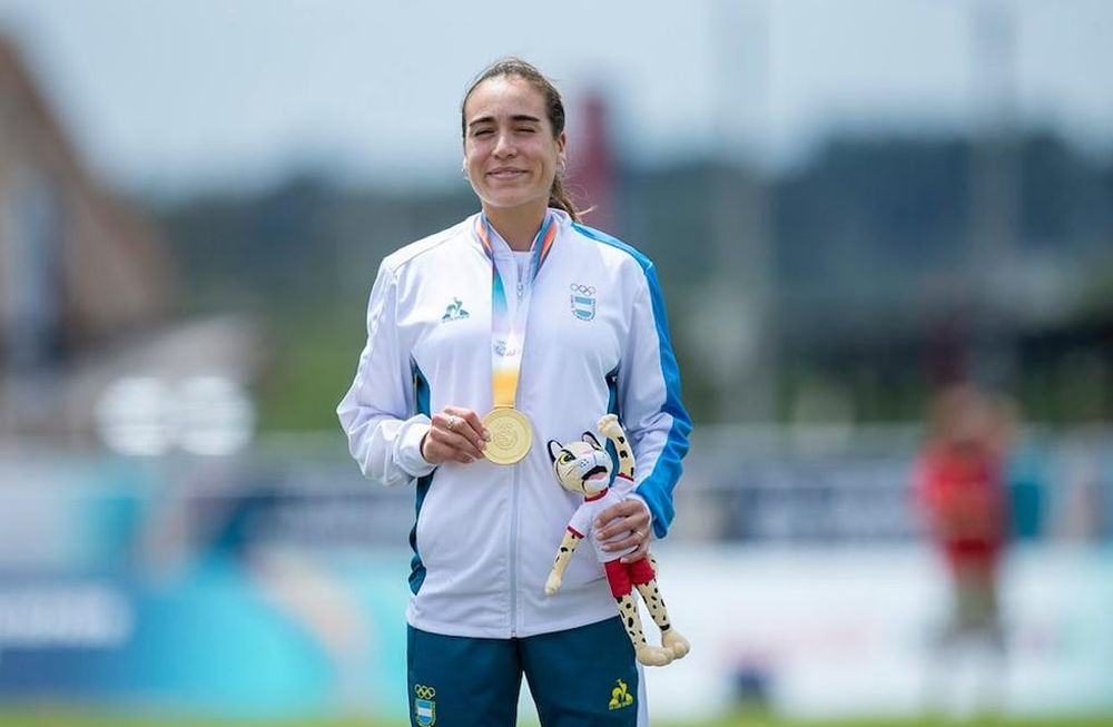 Belén Casetta se subió a lo más alto del podio en los 3000m con obstáculos y minutos después anunció que está embarazada. Emocionante.