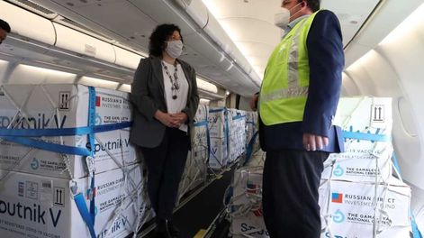 La ministra de salud, Carla Vizzotti, recibió en Ezeiza el último cargamento de vacunas Sputnik V. Foto: Gentileza Télam