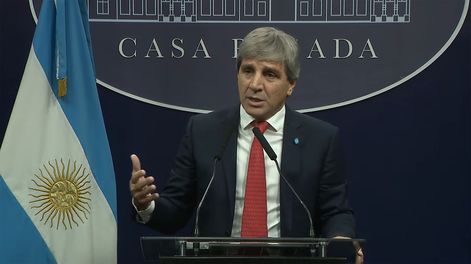 El tenso cruce entre Luis Caputo y un periodista durante los anuncios económicos.