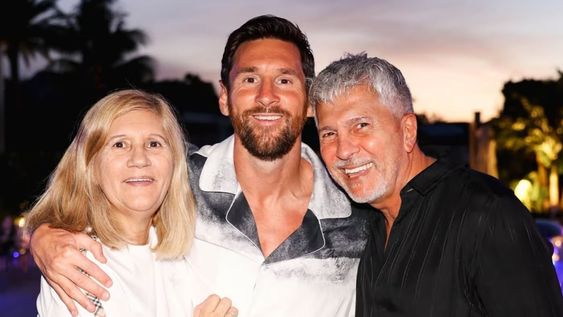 Lionel Messi junto a su mamá Celia y su papá Jorge
