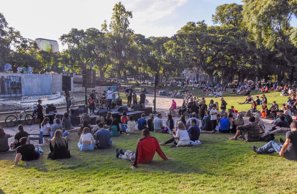 Turismo en Mendoza, de diferentes provincias y del vecino país, turistas disfrutan de las actividades que se realizan en la Plaza Independencia y la Peatonal SarmientoFoto: Mariana Villa / Los Andes