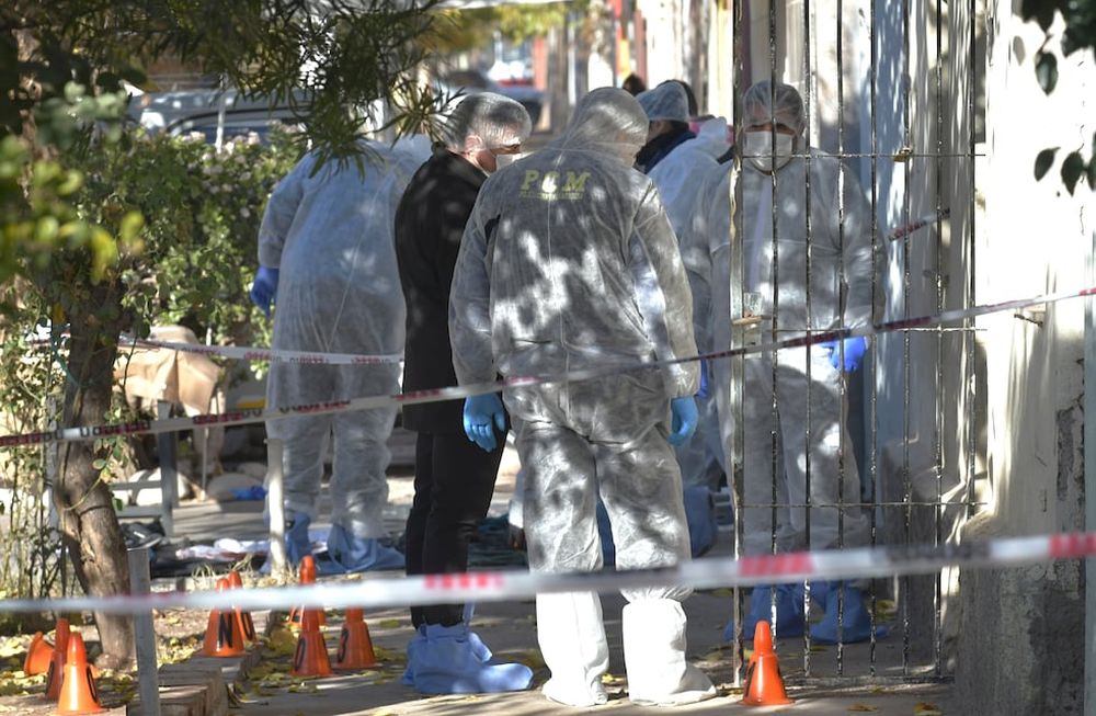 Carlos Osorio fue hallado herido de bala en la vereda de su casa en Guaymallén. Antes de morir alcanzó a dar el nombre completo de su supuesta asesina. - Foto: Orlando Pelichotti/ Los Andes