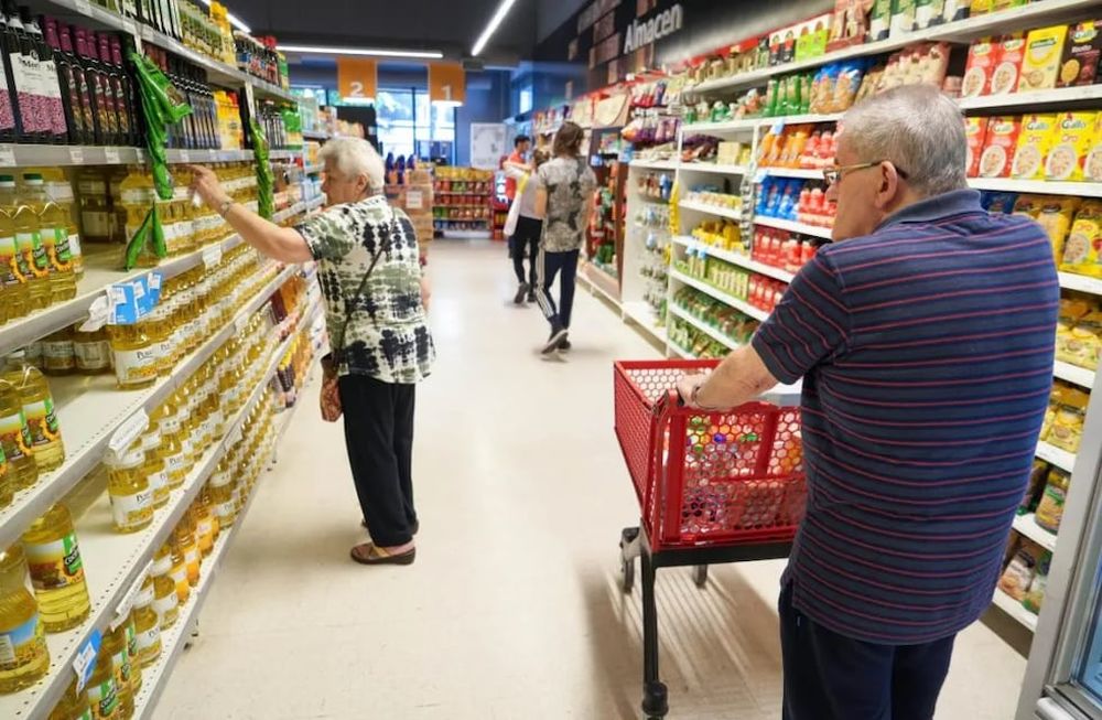 La categoría alimentos y bebidas tuvo un incremento del 7,9% en julio, según el relevamiento de una consultora privada y seguiría alto en agosto, por la devaluación.