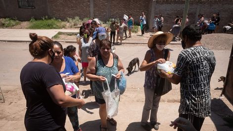 Los Andes | Margarita Martínez vive en una precaria casa del asentamiento Las Viñas en el Algarrobal, Las Heras junto a sus seis hijos y pareja Alfredo Infante que trabaja en la construcción y no les alcanza el dinero para poder llegar a fin de mes.En los días que e