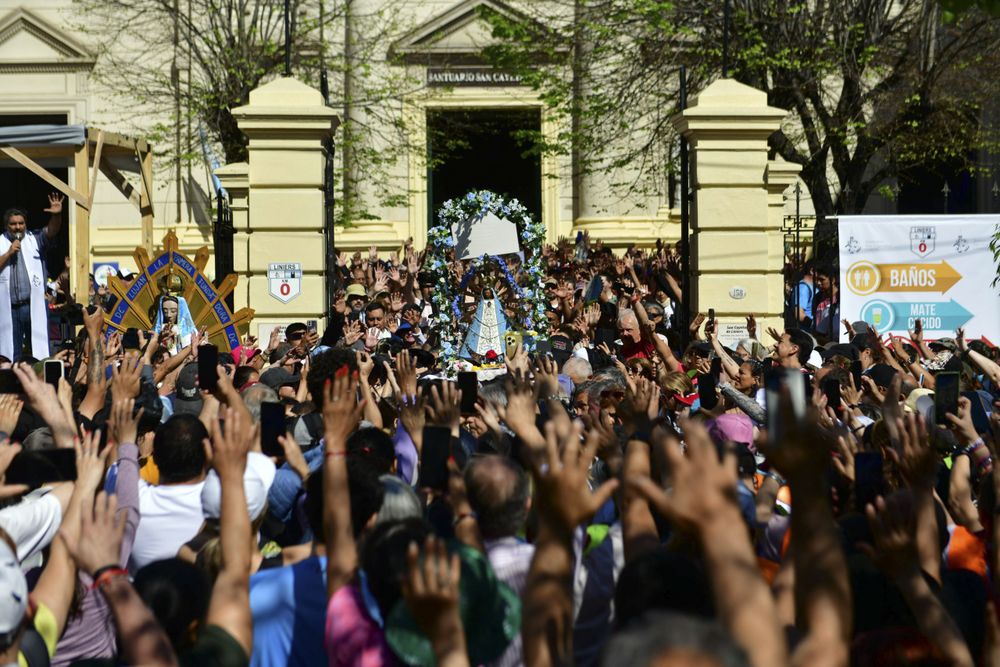 Una multitud de devotos completó la 51° Peregrinación Juvenil a Luján, tras una caminata de más de sesenta kilómetros hasta la Basílica de la Virgen Patrona de la Argentina, cuyo último tramo se dificultó por las intensas lluvias que cayeron en la zona del AMBa y sus alrededores.   