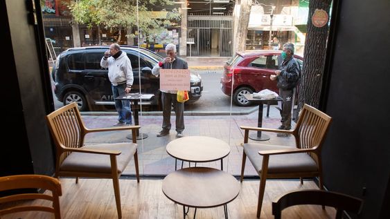 Durante la etapa de cuarentena más estrica, los sectores gastronómicos fueron los más castigados. Fotos: Ignacio Blanco / Los Andes