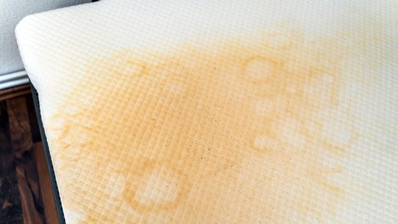 que puedo hacer para quitar manchas amarillas del colchon mas viejo