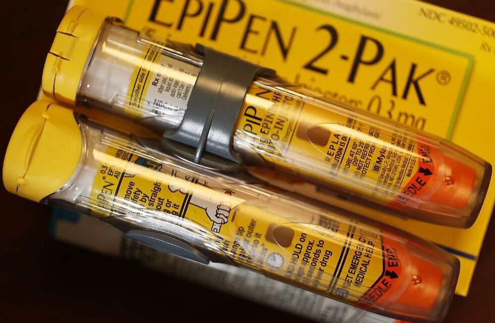El EpiPen está diseñado para inyectar automáticamente una dosis de epinefrina en el muslo de la persona para ponerle alto a una reacción alérgica. Foto: Web.