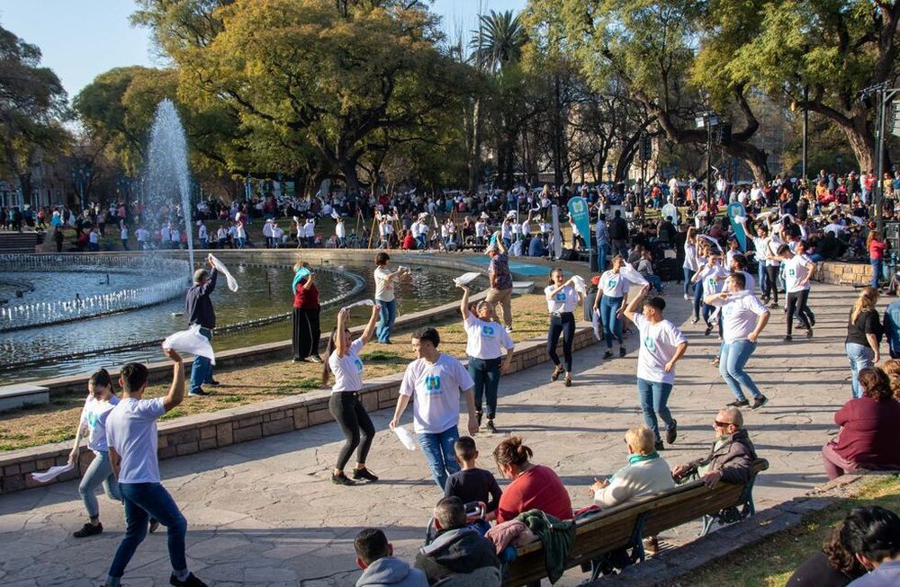 La cueca y el gato más grandes de la Argentina se bailaron en plaza Independencia