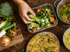 una familia guardo durante 30 dias todos los restos de verduras que normalmente tiraba y descubrio cuanto podia ahorrar en comida