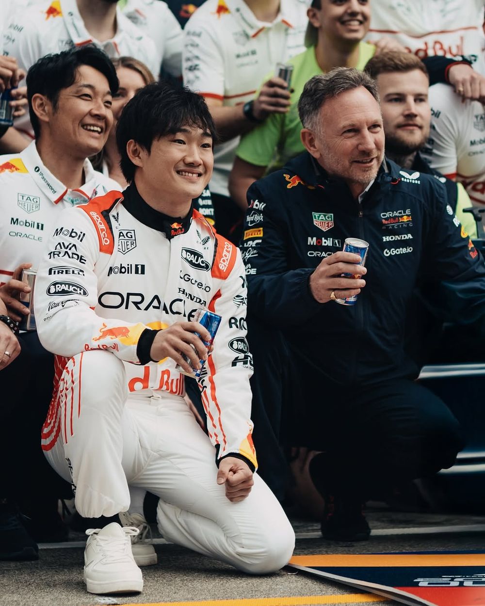 Yuki Tsunoda, piloto de Red Bull, junto a Christian Horner, el exdirector de equipo