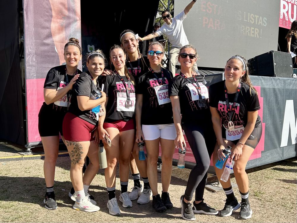 El equipo de Jagger Fitness Mza celebrando sus logros en la carrera.